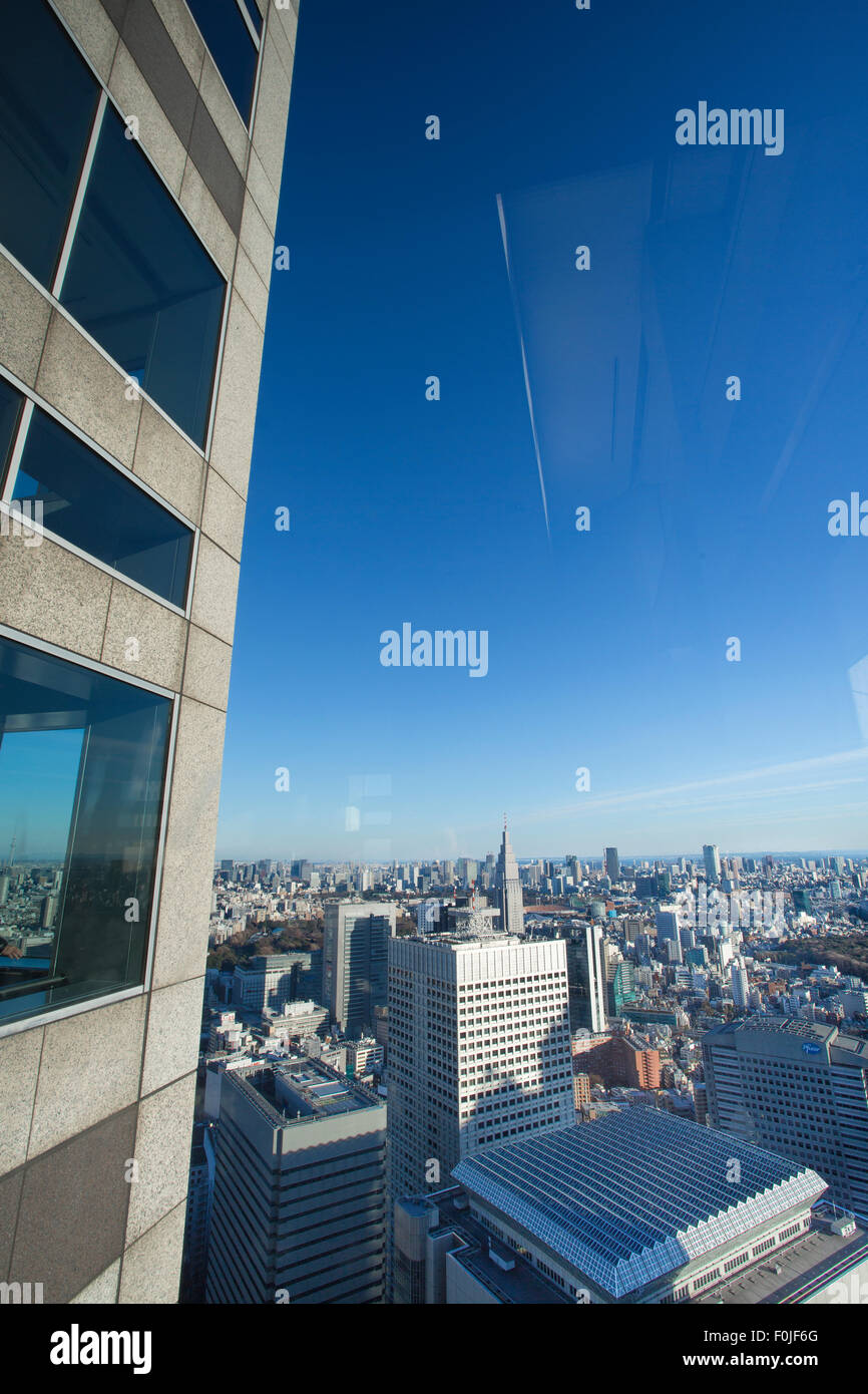 Tokyo centrale grattacielo sotto il cielo blu chiaro Foto Stock