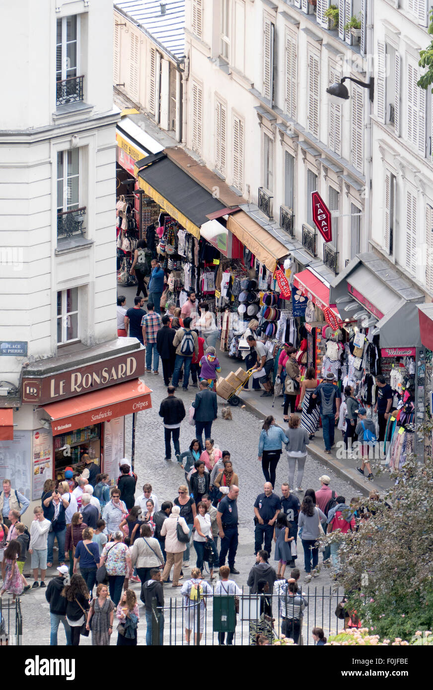 Strade trafficate di Montmartre, Paris, Francia. Foto Stock