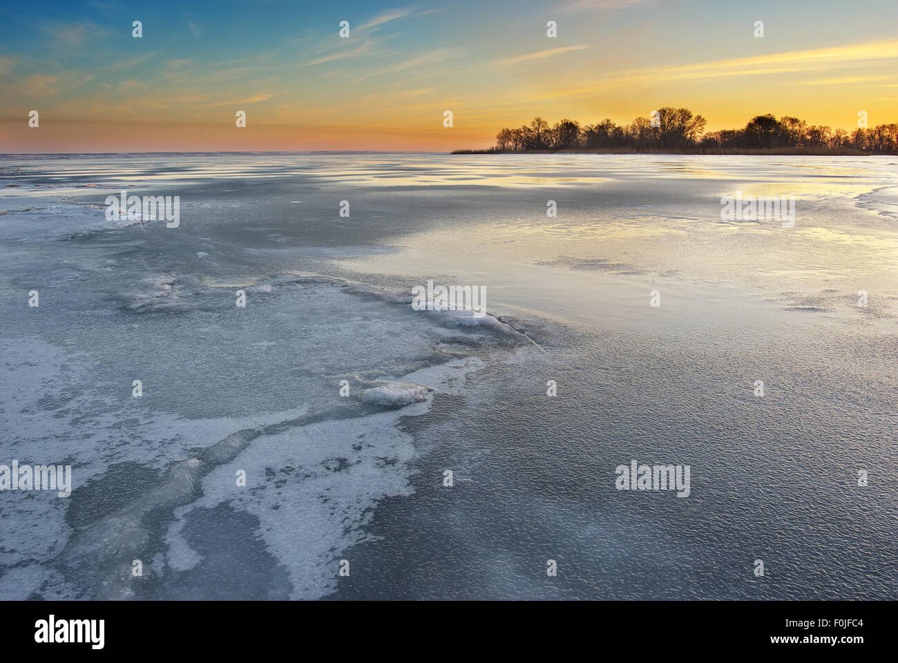 Inverno il ghiaccio. Ghiaccio sul fiume. Composizione della natura Foto Stock