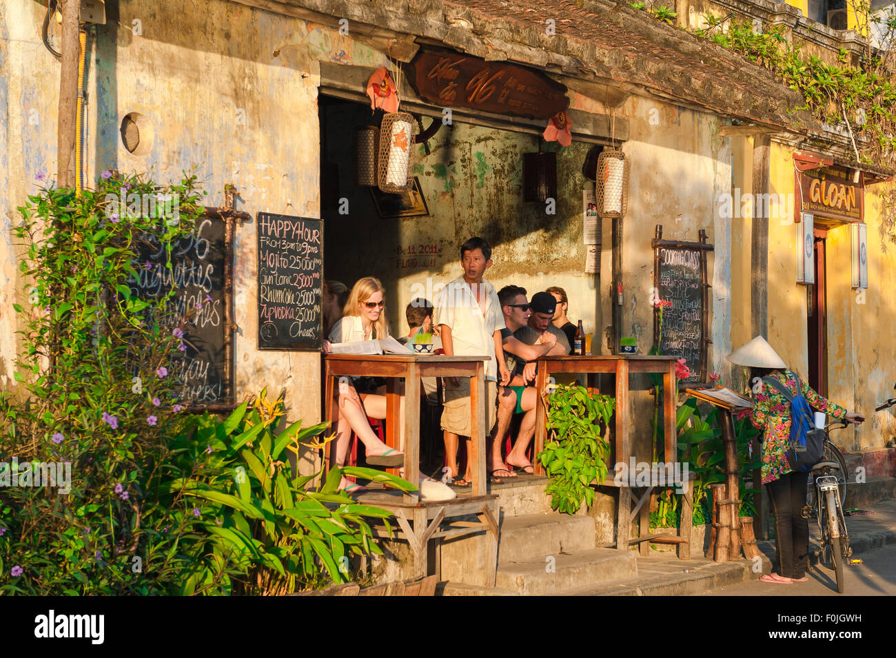 Hoi An bar, vista dei turisti rilassante in un bar Hoi An al tramonto, Vietnam centrale. Foto Stock