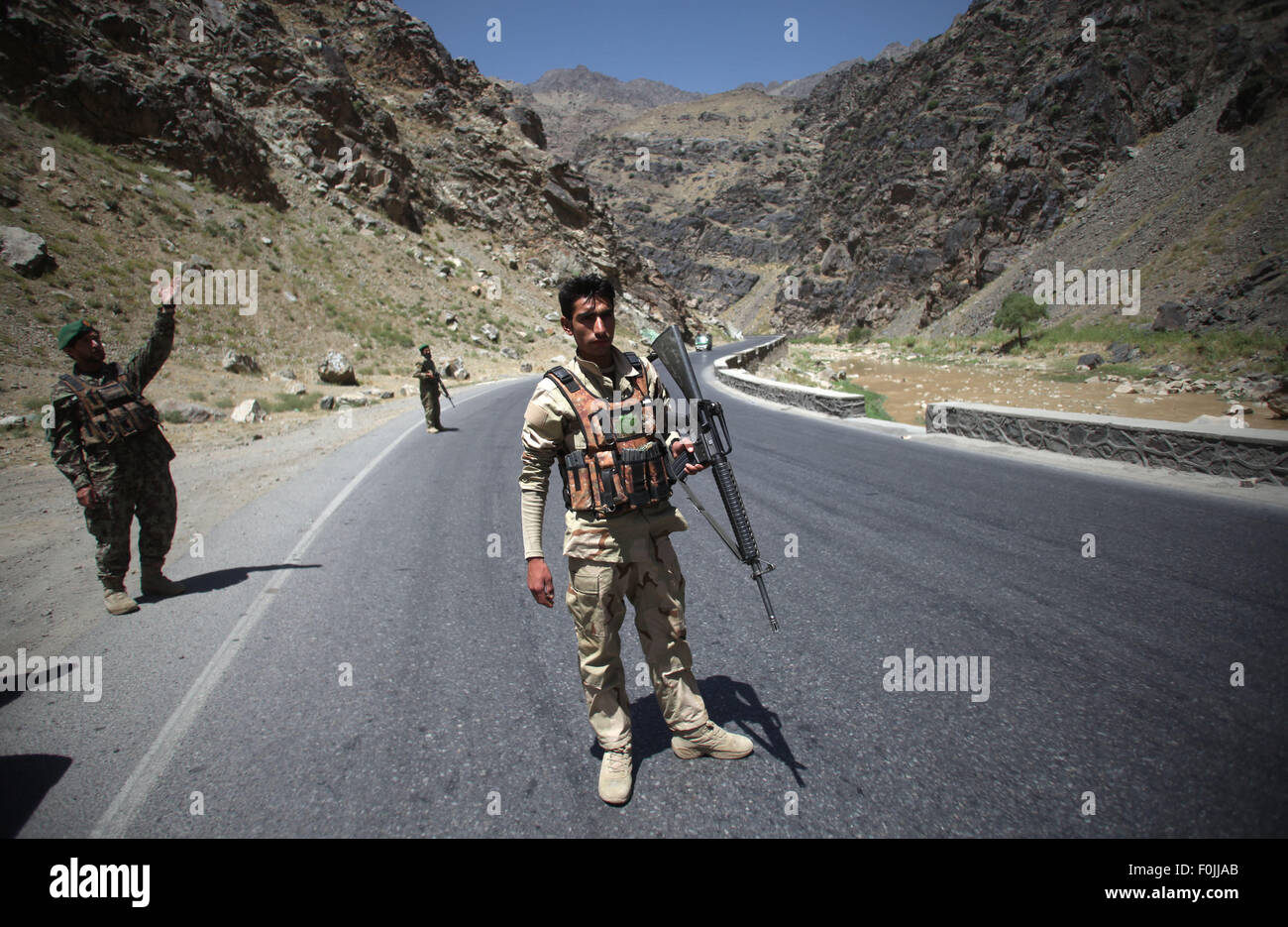 A Kabul, Afghanistan. 17 Ago, 2015. Esercito nazionale afghano soldati di guardia ad un esercito checkpoint sulla periferia di Kabul, Afghanistan, Agosto 17, 2015. Unknown uomini armati hanno rapito un cittadino straniero da Qala-e-Fathullah località della città di Kabul il lunedì, la televisione locale ha riferito di Tolo. Credito: Ahmad Massoud/Xinhua/Alamy Live News Foto Stock