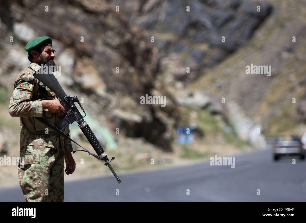 A Kabul, Afghanistan. 17 Ago, 2015. Un esercito nazionale afghano soldato sta di guardia ad un esercito checkpoint sulla periferia di Kabul, Afghanistan, Agosto 17, 2015. Unknown uomini armati hanno rapito un cittadino straniero da Qala-e-Fathullah località della città di Kabul il lunedì, la televisione locale ha riferito di Tolo. Credito: Ahmad Massoud/Xinhua/Alamy Live News Foto Stock