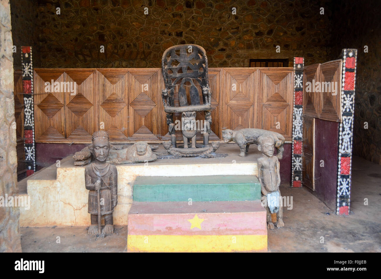 Sculture in legno a un fon palace (tradizionale unito) a Kumbo, Camerun del nord Foto Stock