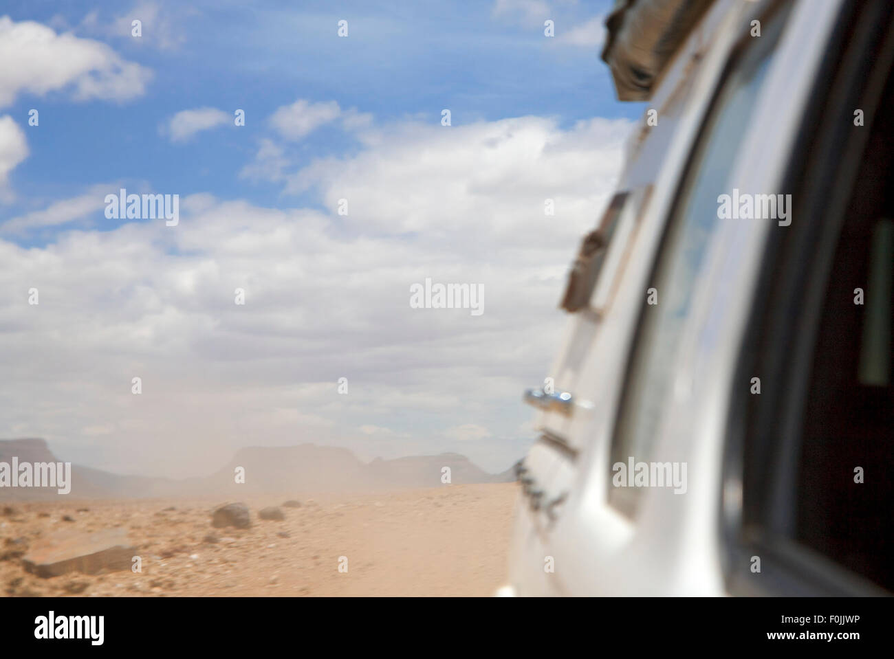 Vista posteriore dalla guida auto nel deserto del Namib - Kaokoland, Namibia Foto Stock