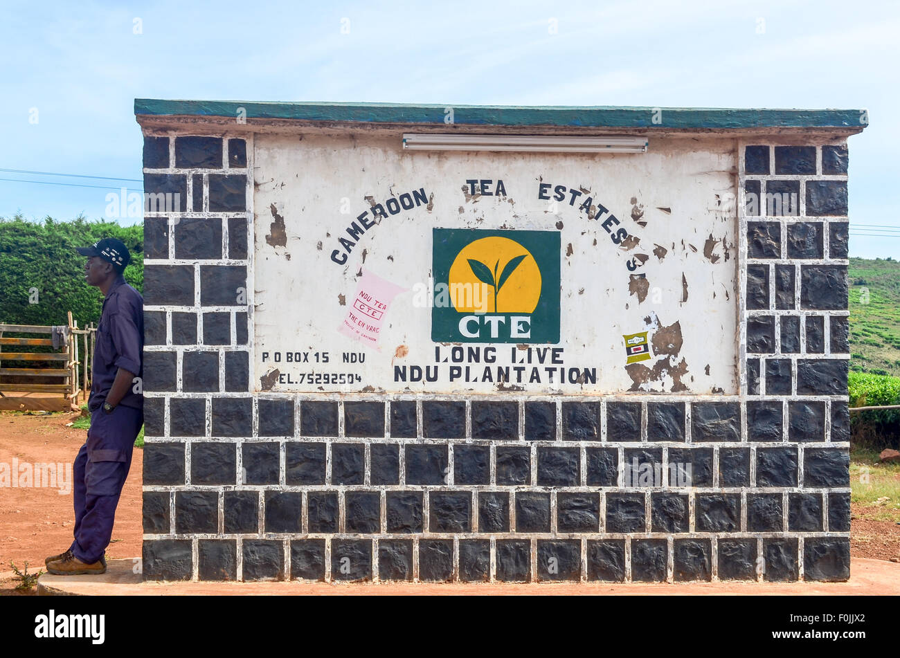 Lavoratore in appoggio all'ombra della piantagione di tè segno Foto Stock
