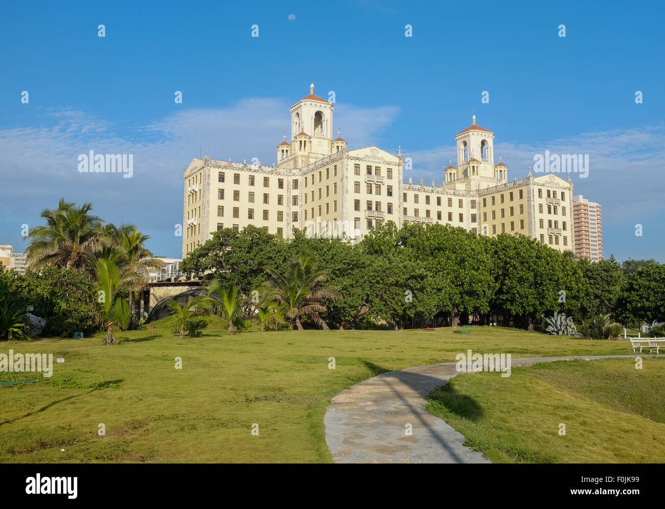 L'Hotel Nacional de Cuba guarda oltre il famoso Malecon autostrada nel quartiere Vedado dell Avana Foto Stock