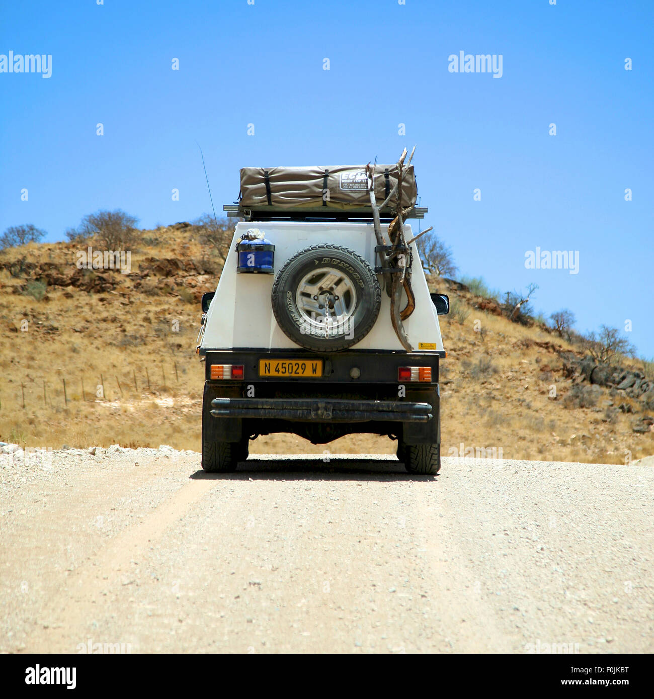 La guida nel deserto con un quattro a quattro veicolo Foto Stock