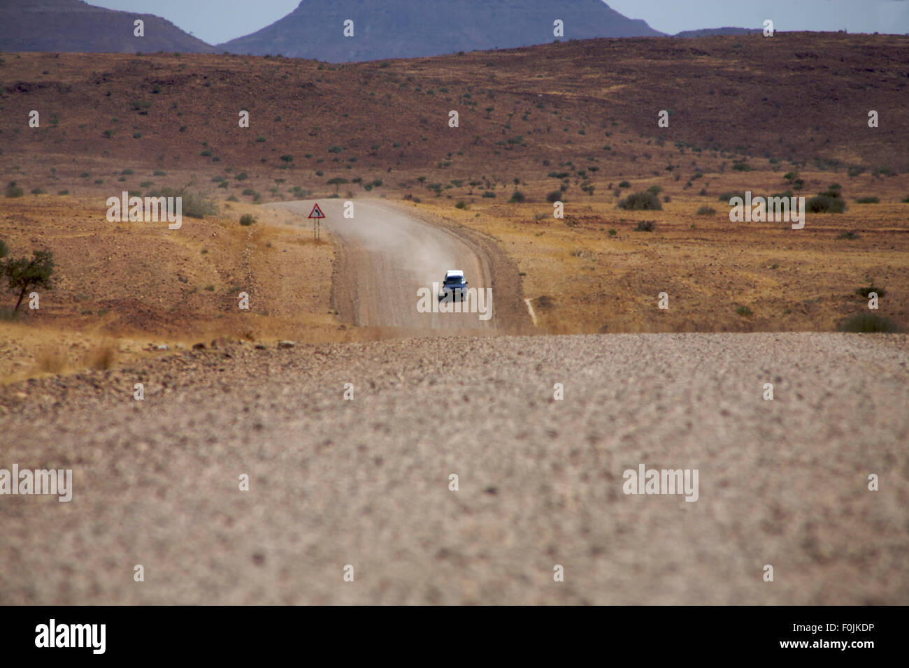 Torna sulla strada di ghiaia andando verso sud. Foto Stock