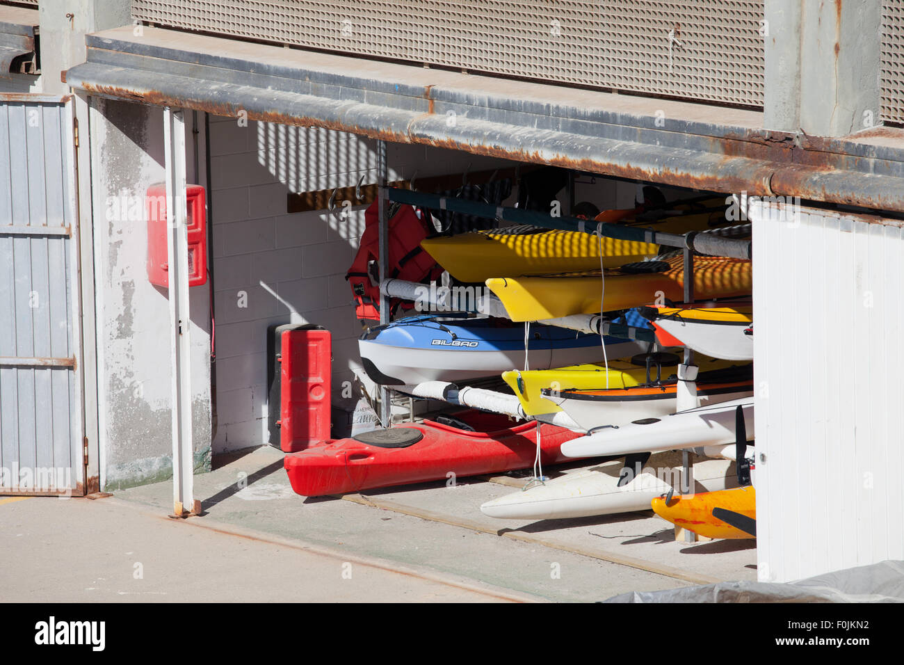 Kayak da mare per affitto memorizzati nel gavone di porta Foto Stock