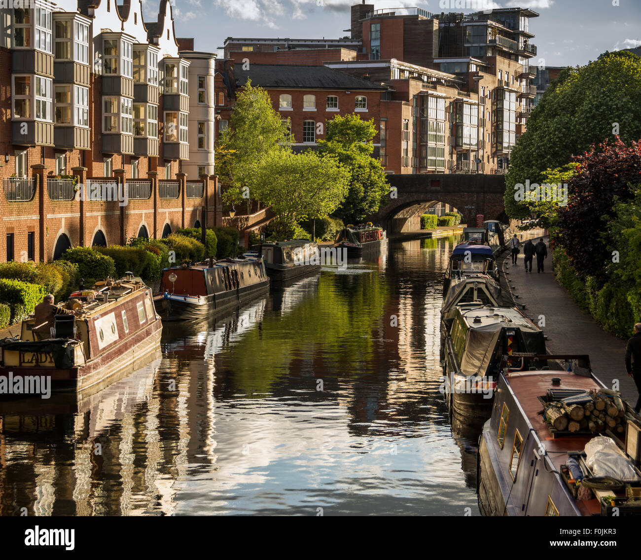 Chiatte ormeggiate lungo Birmingham la vecchia linea Canal in serata sole estivo Foto Stock