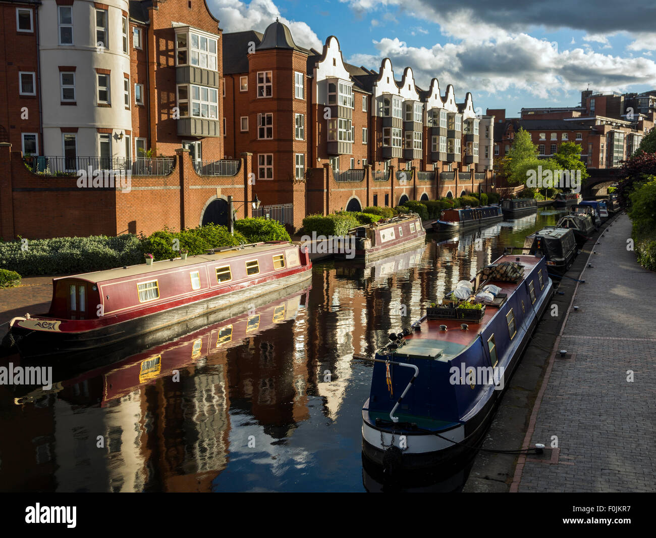 Chiatte ormeggiate lungo Birmingham la vecchia linea Canal in serata sole estivo Foto Stock