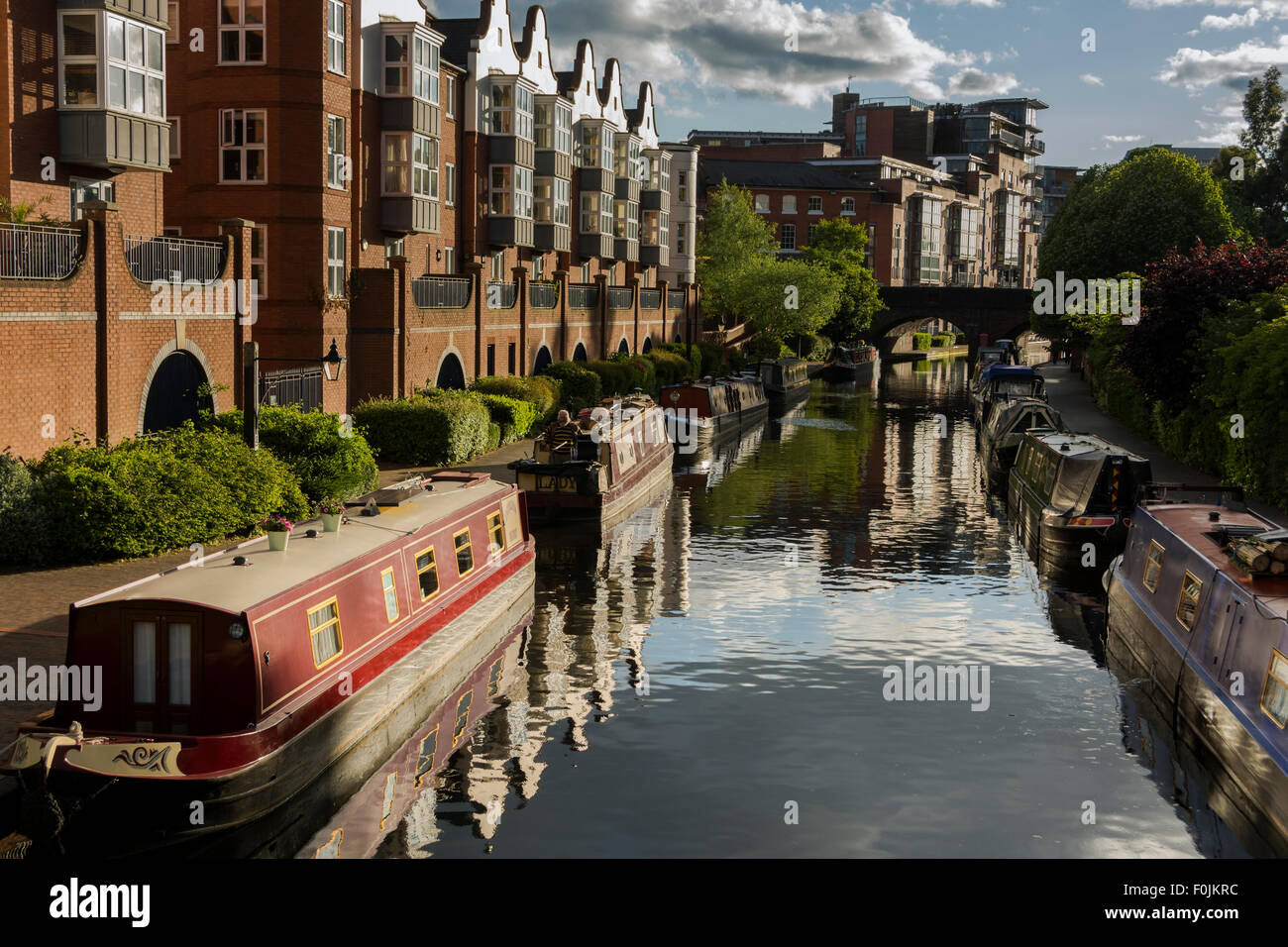 Chiatte ormeggiate lungo Birmingham la vecchia linea Canal in serata sole estivo Foto Stock