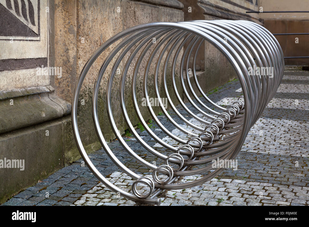 Acciaio inox portabiciclette nella città di Praga. Foto Stock