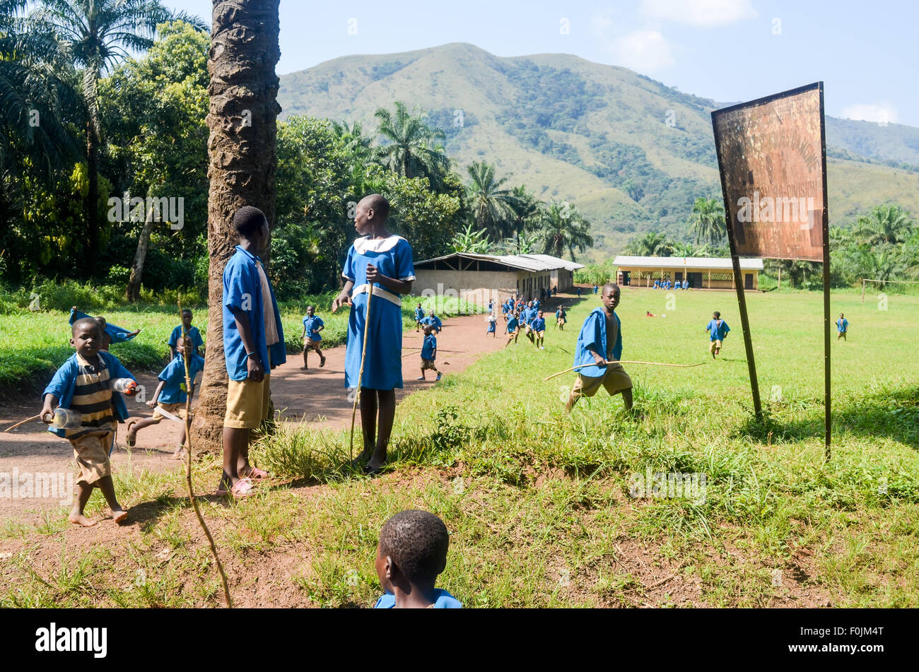La scuola dei bambini in uniforme in corrispondenza di una scuola rurale in Camerun Foto Stock
