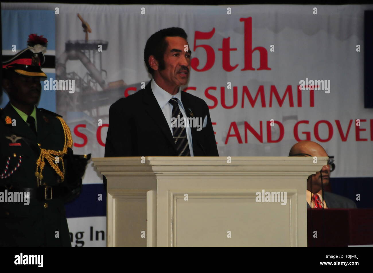 (150817)-- GABORONE, Agosto 17, 2015 (Xinhua) -- Il presidente del Botswana Seretse Khama esposto Ian Khama esposto parla durante la Comunità di Sviluppo dell Africa Australe (SADC)'s annuale dei capi di Stato e di governo in occasione del loro vertice su agosto 17, 2015 a Gaborone, capitale del Botswana. Il presidente del Botswana Seretse Khama esposto Ian Khama esposto il lunedì ha accettato la presidenza della Comunità di Sviluppo dell Africa Australe (SADC) dal suo omologo dello Zimbabwe Robert Mugabe. (Xinhua/Lyu Tianran)(azp) Foto Stock