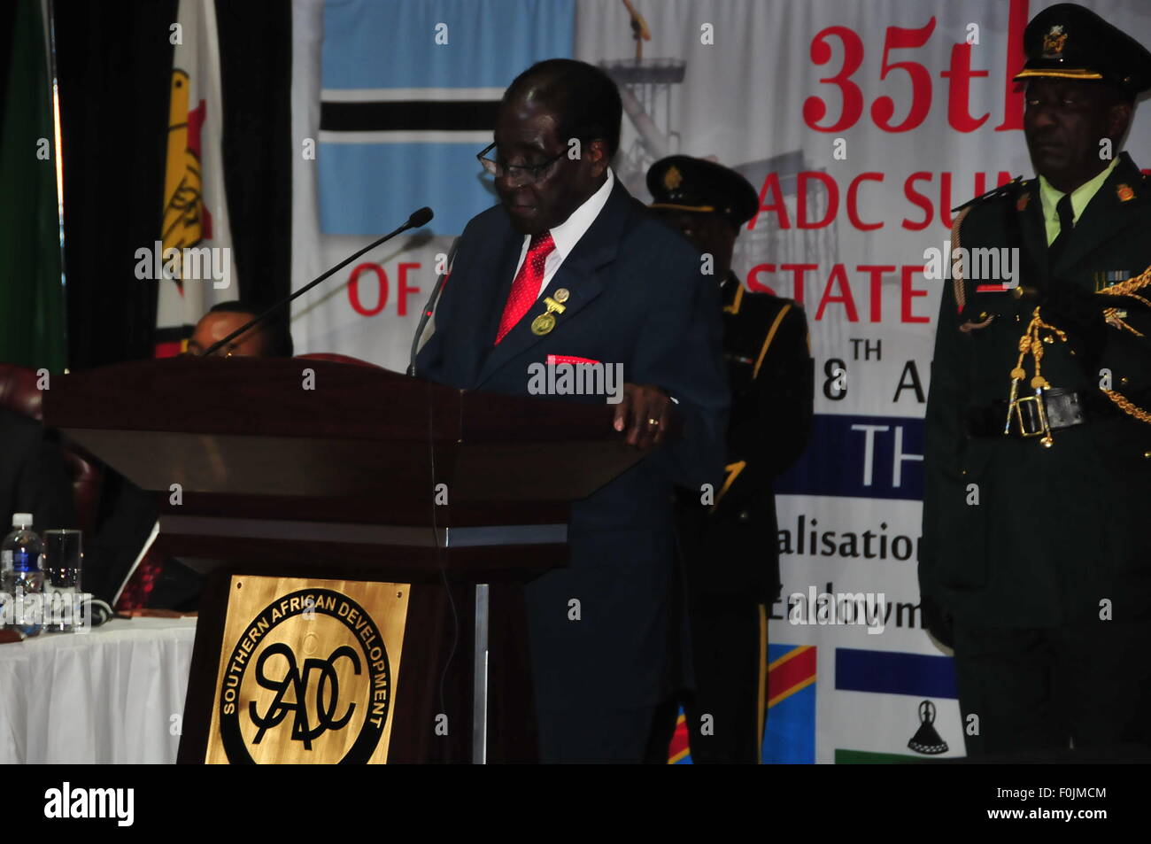 (150817)-- GABORONE, Agosto 17, 2015 (Xinhua) -- Il presidente uscente della Comunità di Sviluppo dell Africa Australe (SADC) e Presidente zimbabwano Robert Mugabe (C) parla durante la Comunità di Sviluppo dell Africa Australe (SADC)'s annuale dei capi di Stato e di governo in occasione del loro vertice su agosto 17, 2015 a Gaborone, capitale del Botswana. Il presidente del Botswana Seretse Khama esposto Ian Khama esposto il lunedì ha accettato la presidenza della Comunità di Sviluppo dell Africa Australe (SADC) dal suo omologo dello Zimbabwe Robert Mugabe. (Xinhua/Lyu Tianran)(azp) Foto Stock