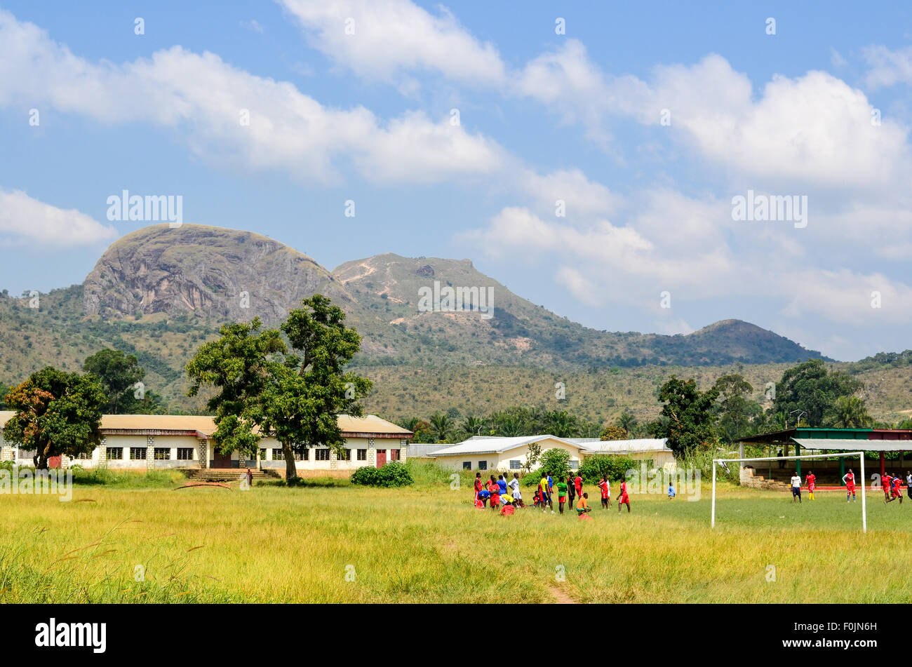 I bambini che giocano a calcio nelle zone rurali del Camerun Foto Stock