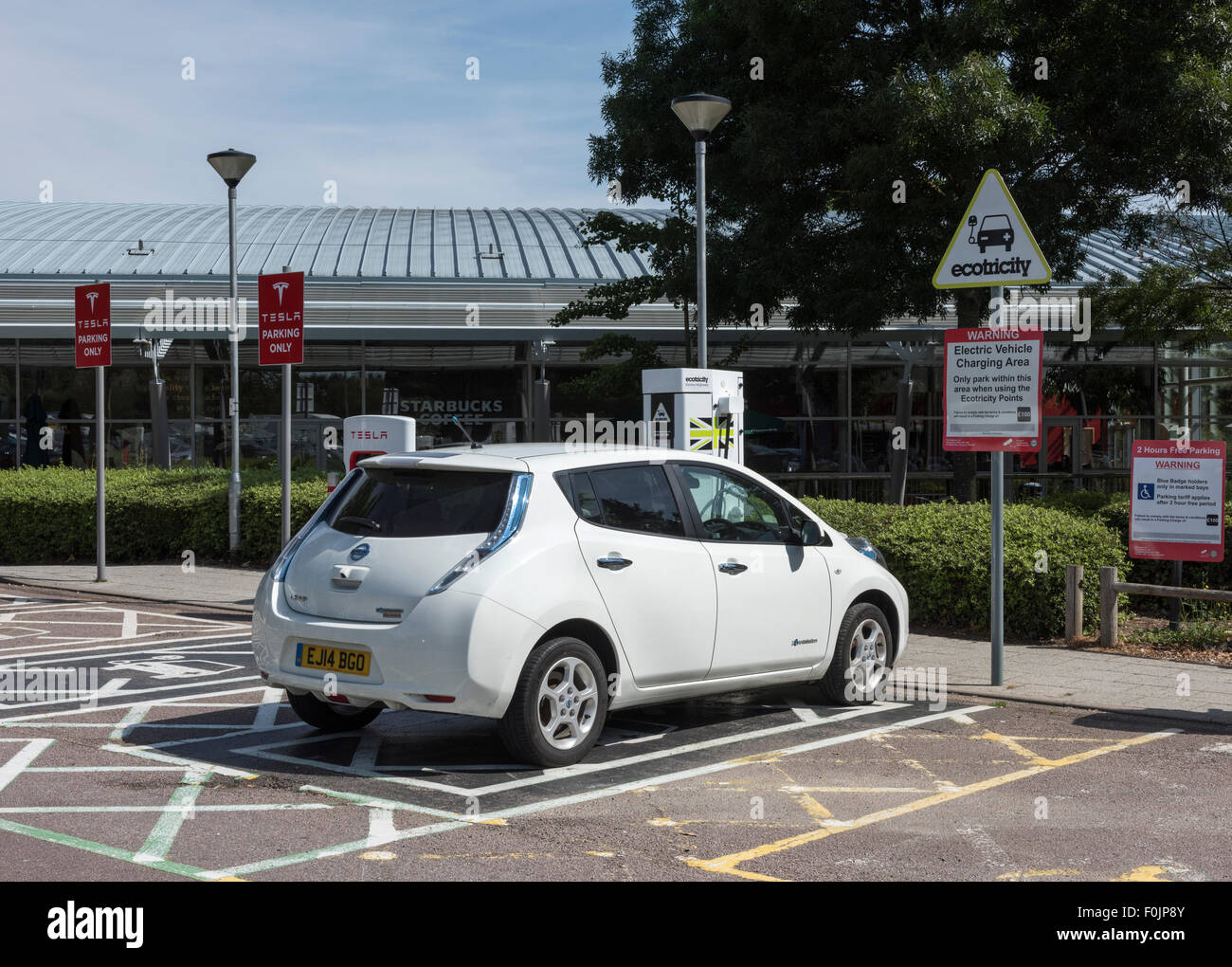 La Nissan Leaf a Ecotricity Punto di carica a servizi autostradali REGNO UNITO Foto Stock