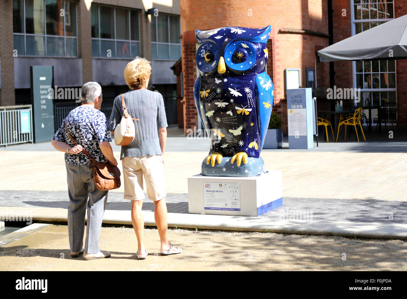 Birmingham, Regno Unito. 16 Ago, 2015. Il grande Hoot scolpito Sentiero del Gufo dimostra un modo popolare di trascorrere una domenica intorno al centro della città di Birmingham, per adulti e bambini. I produttori creativi Wild in arte lavora in partnership con Birmingham ospedale per bambini hanno posto 89 individualmente e intricate creato gufi e il centro della città e interna area di Birmingham. Tutti i gufi giganti sono stati sponsorizzati da aziende e organizzazioni e alla fine del sentiero, essi saranno messe all'asta per raccogliere fondi per Birmingham ospedale per bambini. Credito: Stephen Hyde/Alamy Live News Foto Stock