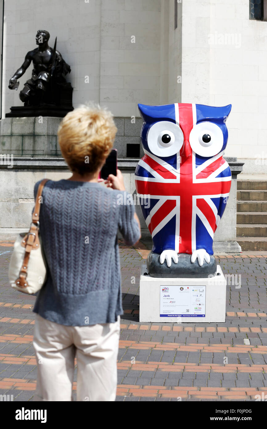 Birmingham, Regno Unito. 16 Ago, 2015. Il grande Hoot scolpito Sentiero del Gufo dimostra un modo popolare di trascorrere una domenica intorno al centro della città di Birmingham, per adulti e bambini. I produttori creativi Wild in arte lavora in partnership con Birmingham ospedale per bambini hanno posto 89 individualmente e intricate creato gufi e il centro della città e interna area di Birmingham. Tutti i gufi giganti sono stati sponsorizzati da aziende e organizzazioni e alla fine del sentiero, essi saranno messe all'asta per raccogliere fondi per Birmingham ospedale per bambini. Credito: Stephen Hyde/Alamy Live News Foto Stock