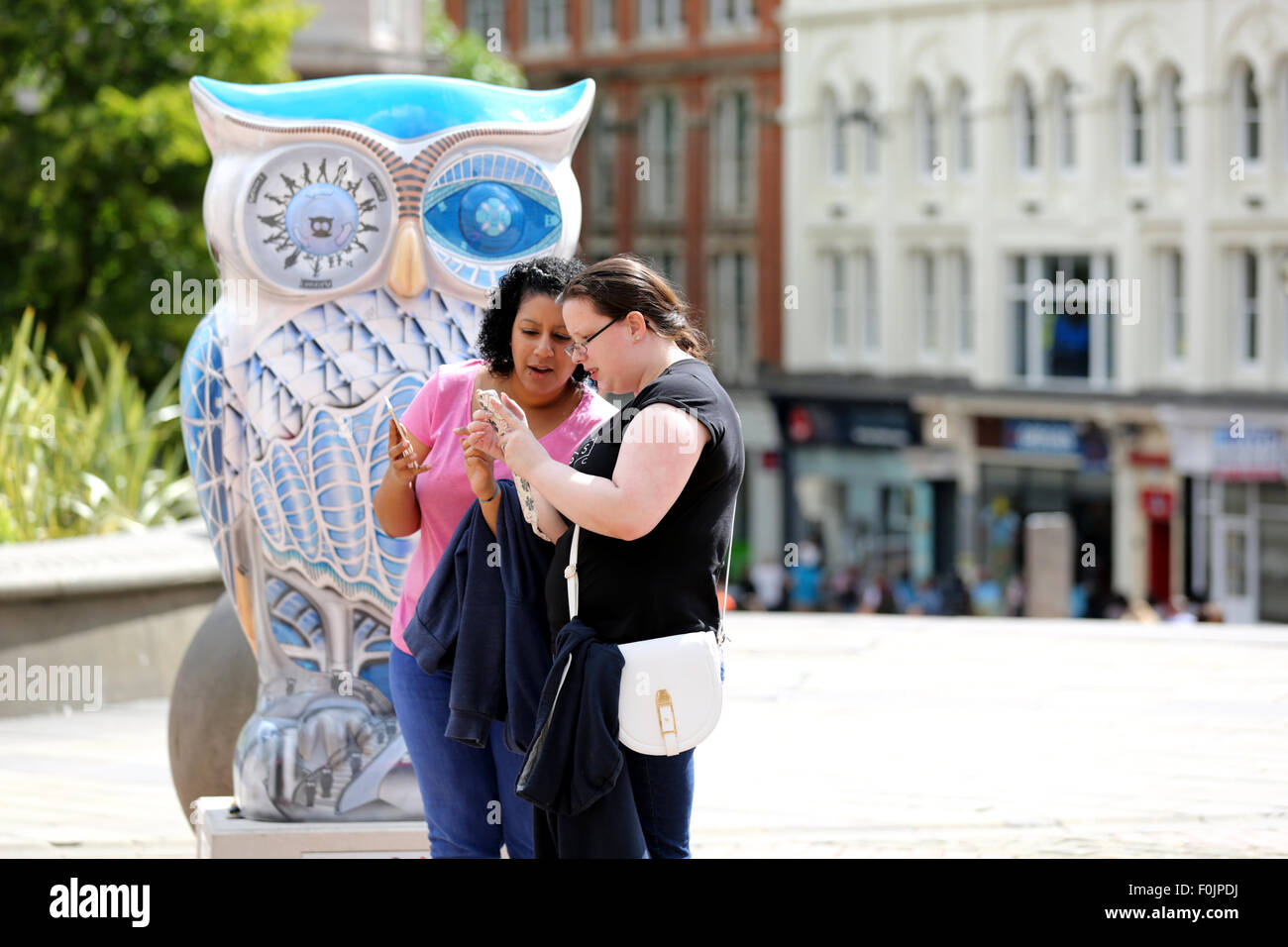 Birmingham, Regno Unito. 16 Ago, 2015. Il grande Hoot scolpito Sentiero del Gufo dimostra un modo popolare di trascorrere una domenica pomeriggio intorno al centro della città di Birmingham, per adulti e bambini. I produttori creativi Wild in arte lavora in partnership con Birmingham ospedale per bambini hanno posto 89 individualmente e intricate creato gufi e il centro della città e interna area di Birmingham. Tutti i gufi giganti sono stati sponsorizzati da aziende e organizzazioni e alla fine del sentiero, essi saranno messe all'asta per raccogliere fondi per Birmingham ospedale per bambini. Credito: Stephen Hyde/Alamy Live News Foto Stock