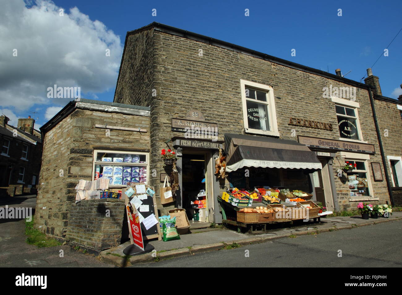 "Hankins Ortolano e Fruiterer' in Hayfield, Derbyshire - utilizzato come location del film dalla BBC per il villaggio. Foto Stock