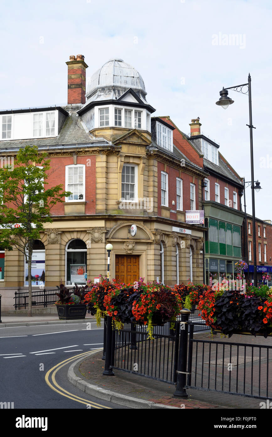 Scatole di finestra adornano le ringhiere nel centro di lytham, lancashire Foto Stock