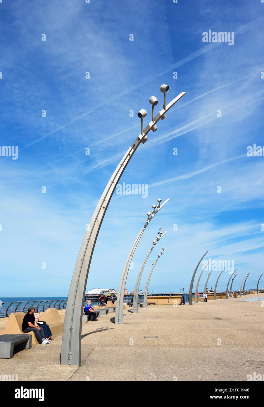 Fila di strada moderna le luci sulla parte di Blackpool Promenade, conosciuta come la capezzagna Foto Stock