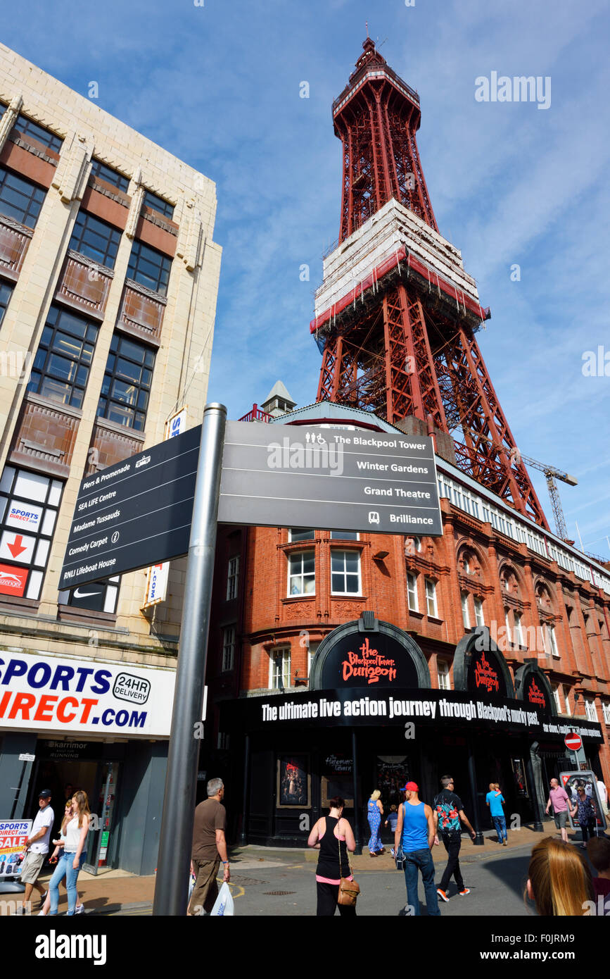 Area pedonale in Blackpool centro città guardando verso la Torre di Blackpool Foto Stock