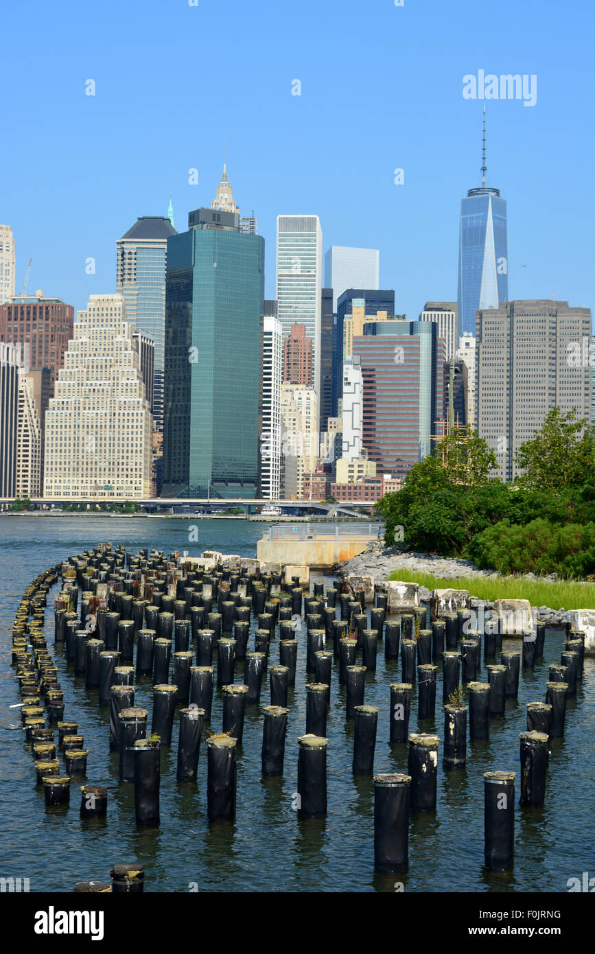 Inferiore dello skyline di Manhattan come si vede dal ponte di Brooklyn Park. Foto Stock