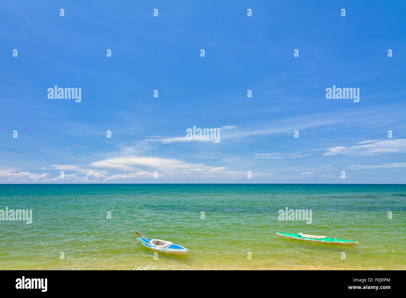 Spiaggia di sabbia con canoe a Phu Quoc vicino a Duong Dong, Vietnam Foto Stock