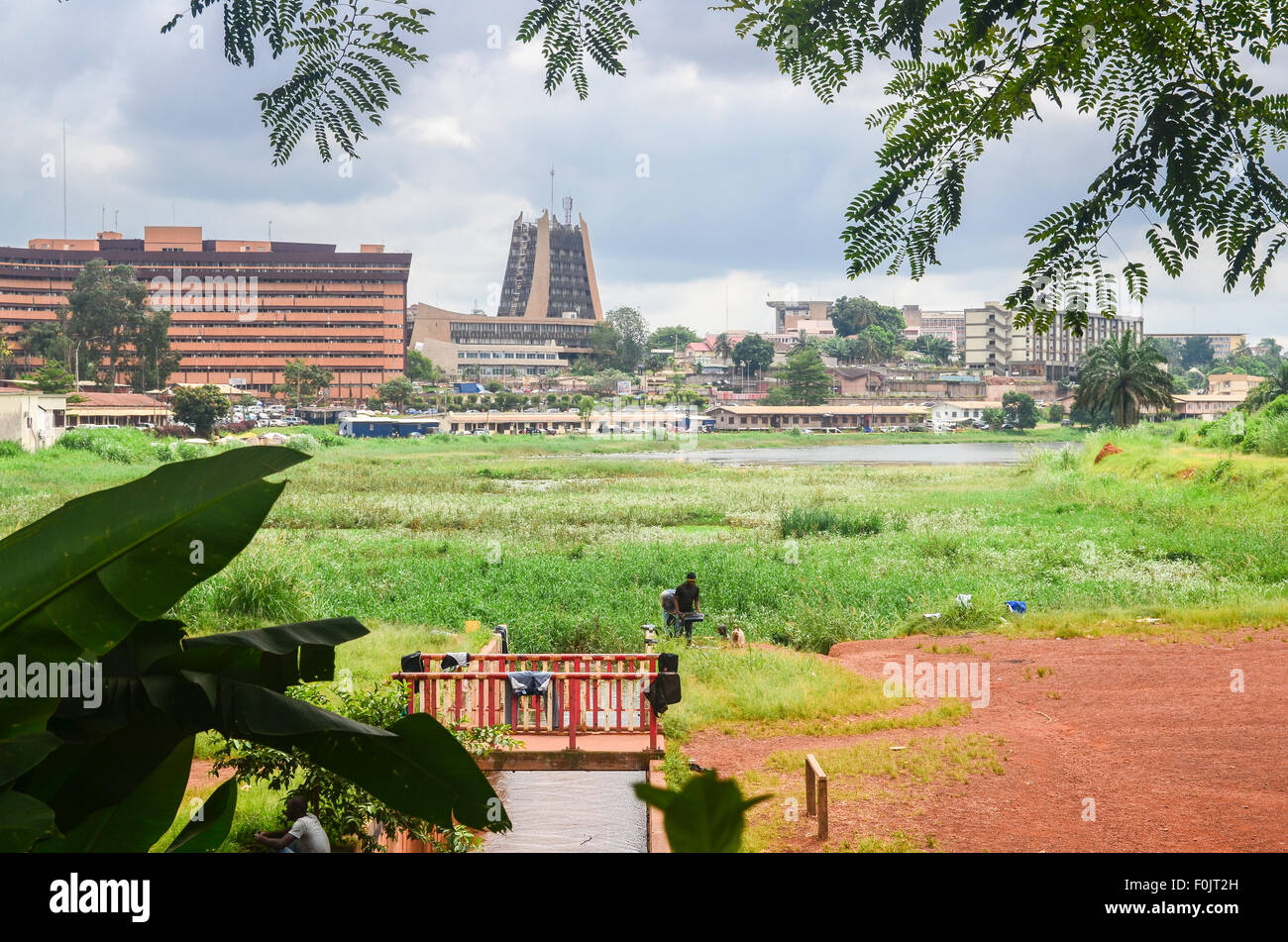 Dal centro città di Yaoundé, capitale del Camerun, visto da lontano Foto Stock