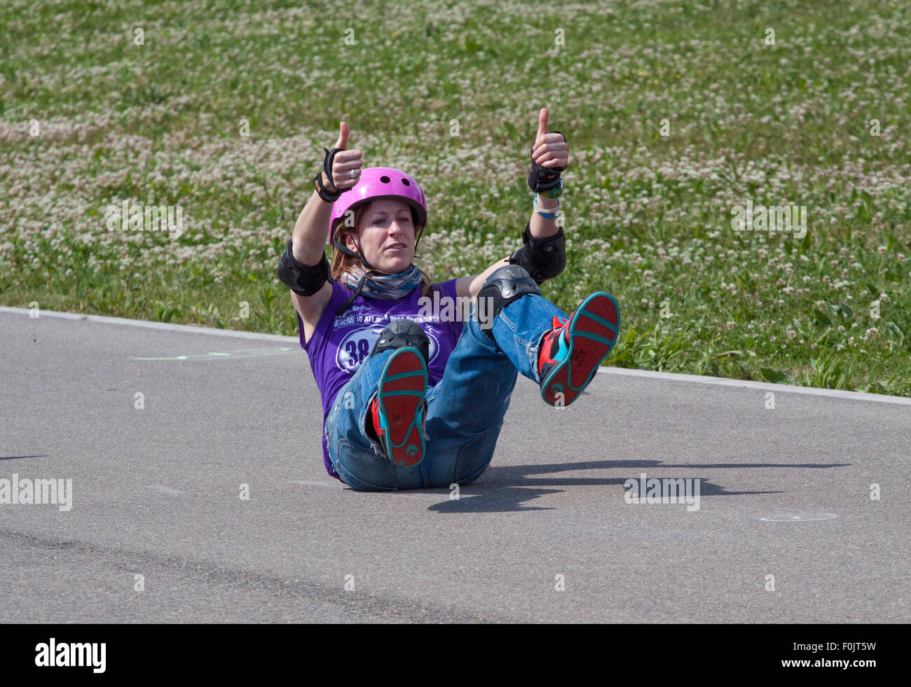 Slalom Skateboard a Redbridge circuito di ciclo Foto Stock