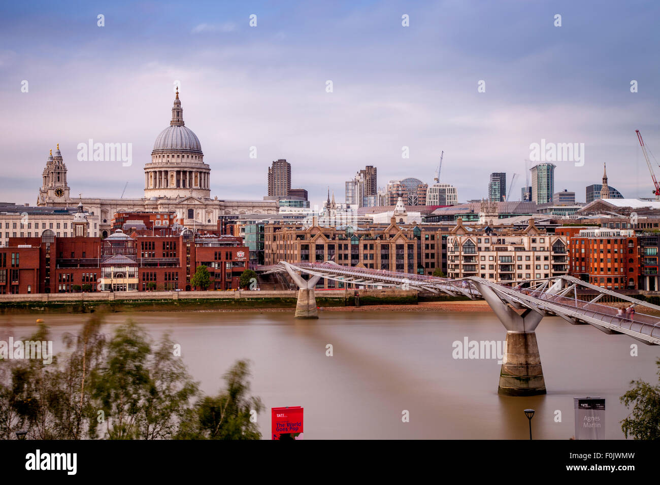 Il fiume il Tamigi e lo skyline di Londra, Londra, Inghilterra Foto Stock