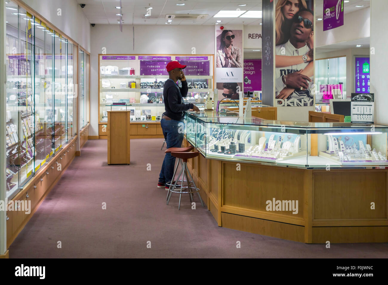 Gioiellerie con smart Africano nero uomo cliente a parlare su un telefono mobile Foto Stock