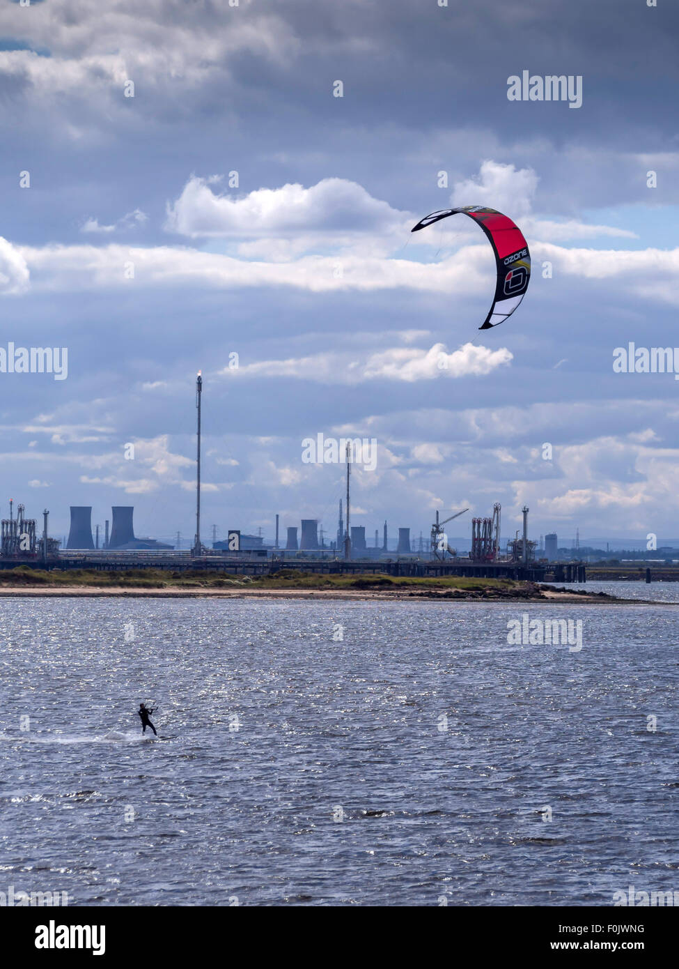 Un uomo wind surf nella bocca del Fiume Tees Foto Stock