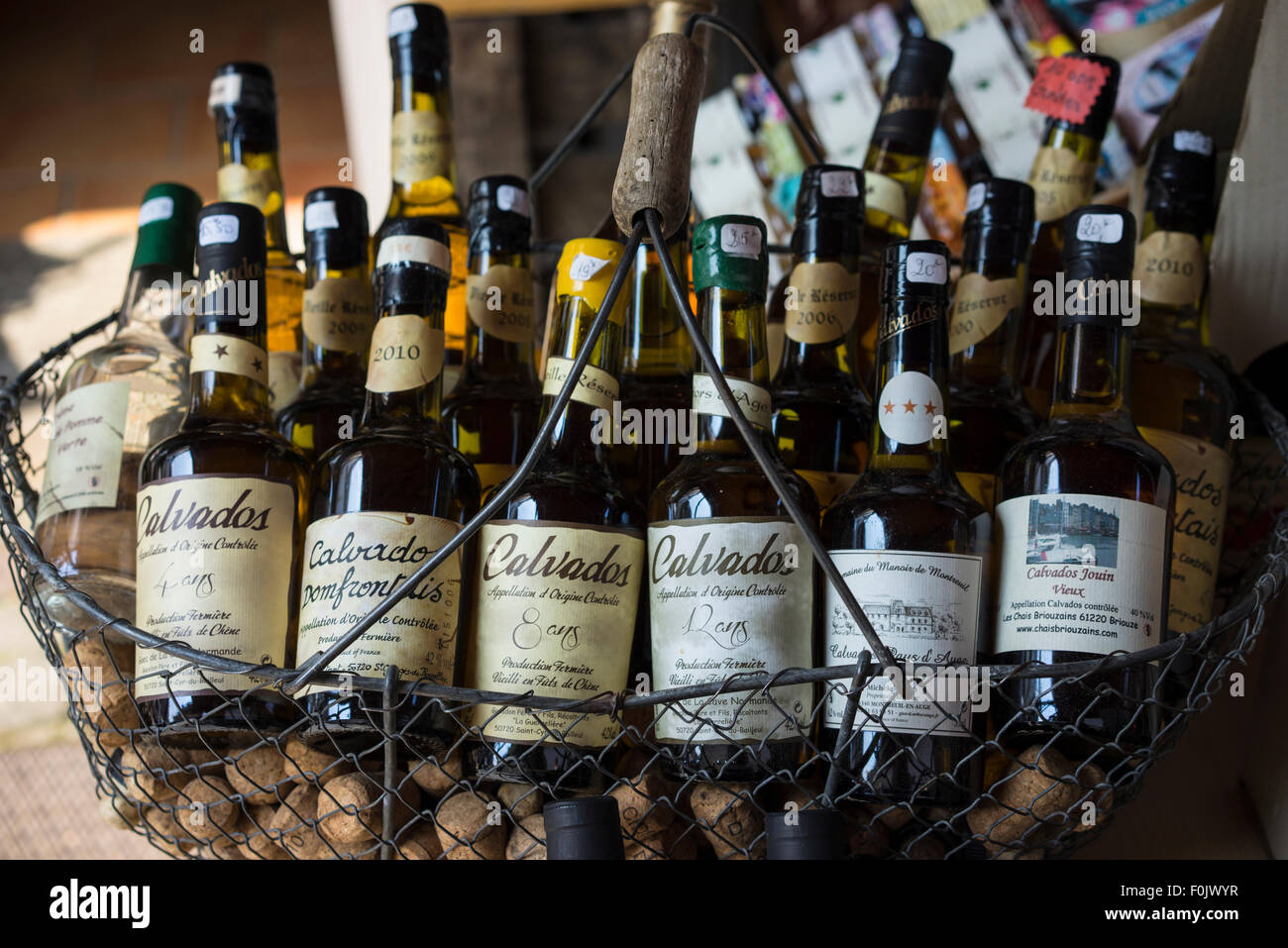 Il Calvados e sidro per vendita in Honfleur, Normandia, Francia. Foto Stock