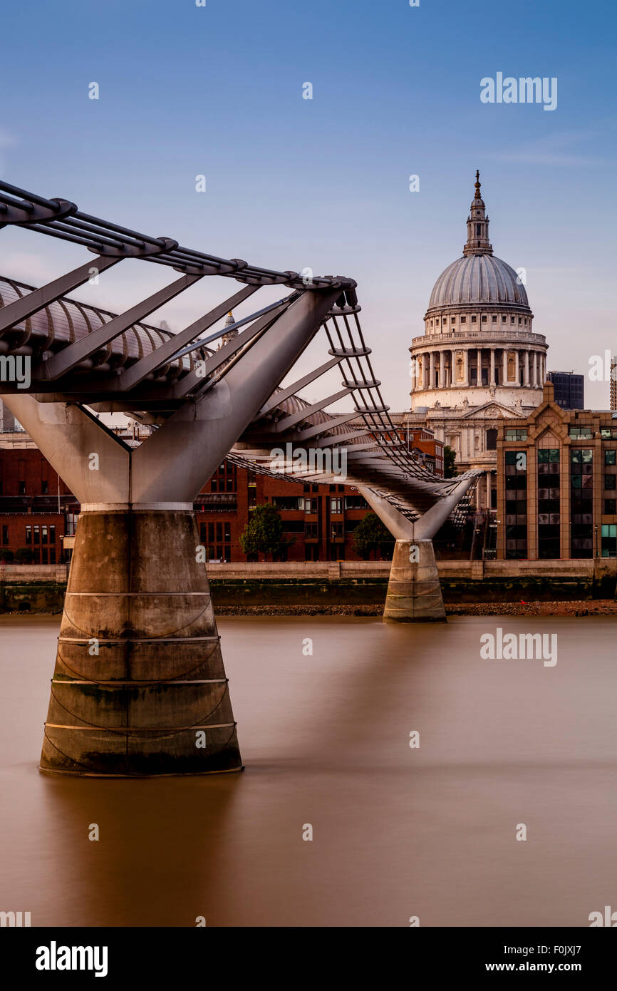 Il Millennium Bridge e la Cattedrale di St Paul, Londra, Inghilterra Foto Stock