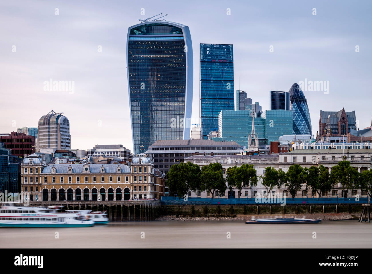 Il fiume il Tamigi e la City of London skyline di Londra, Inghilterra Foto Stock
