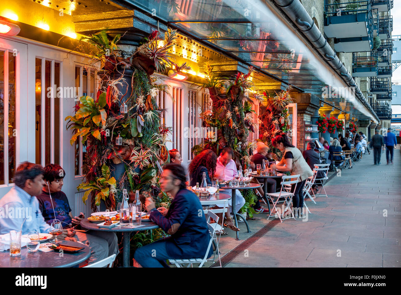 Persone cenare al Butlers Wharf Chop House, Londra, Inghilterra Foto Stock