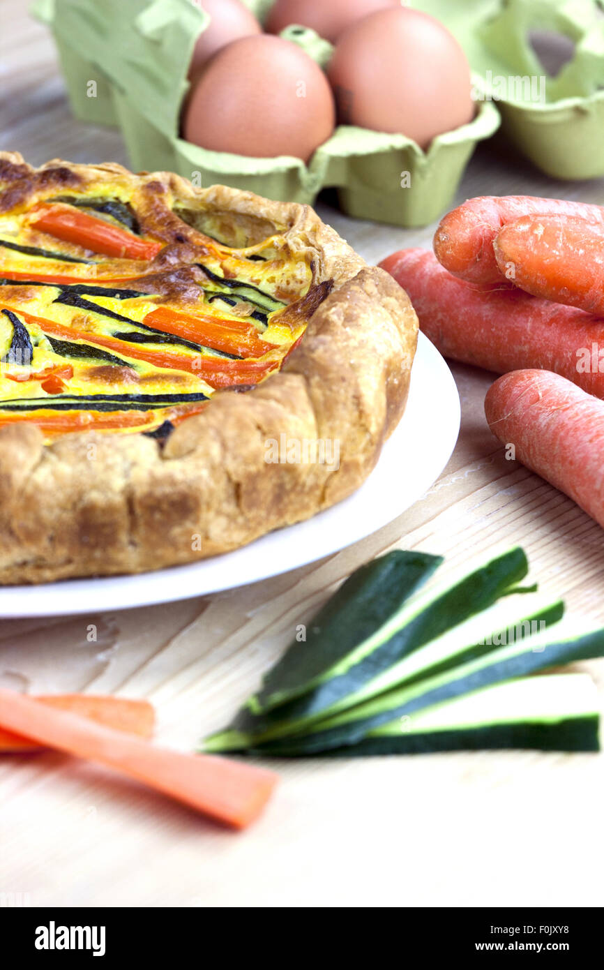 Italian torta salata con carote e zucchine Foto Stock