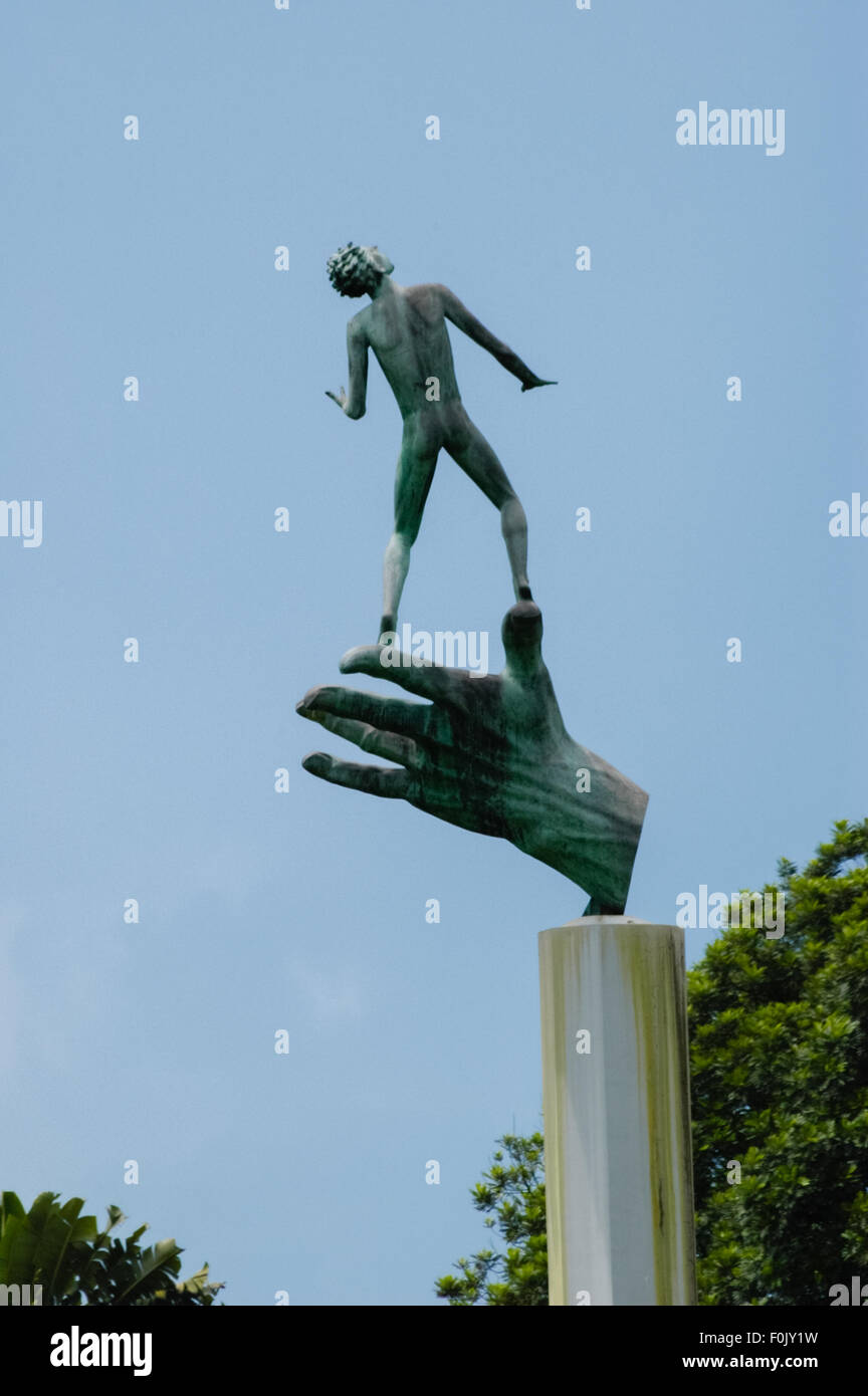 Statua della mano di Dio, una replica della scultura della "mano di Dio" originariamente realizzata dall'artista/scultore svedese Carl Milles, al Palazzo Presidenziale di Bogor, Bogor. Foto Stock