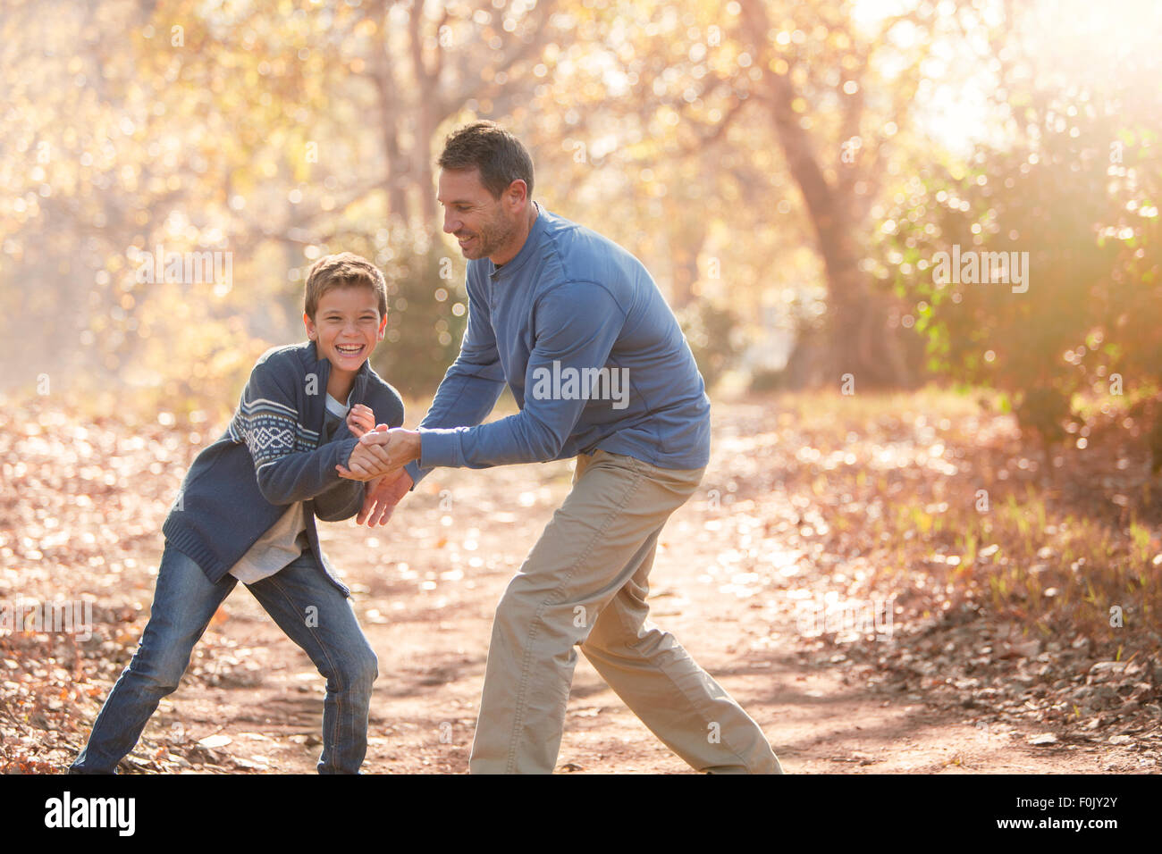 Giocoso padre e figlio sul percorso nel bosco Foto Stock