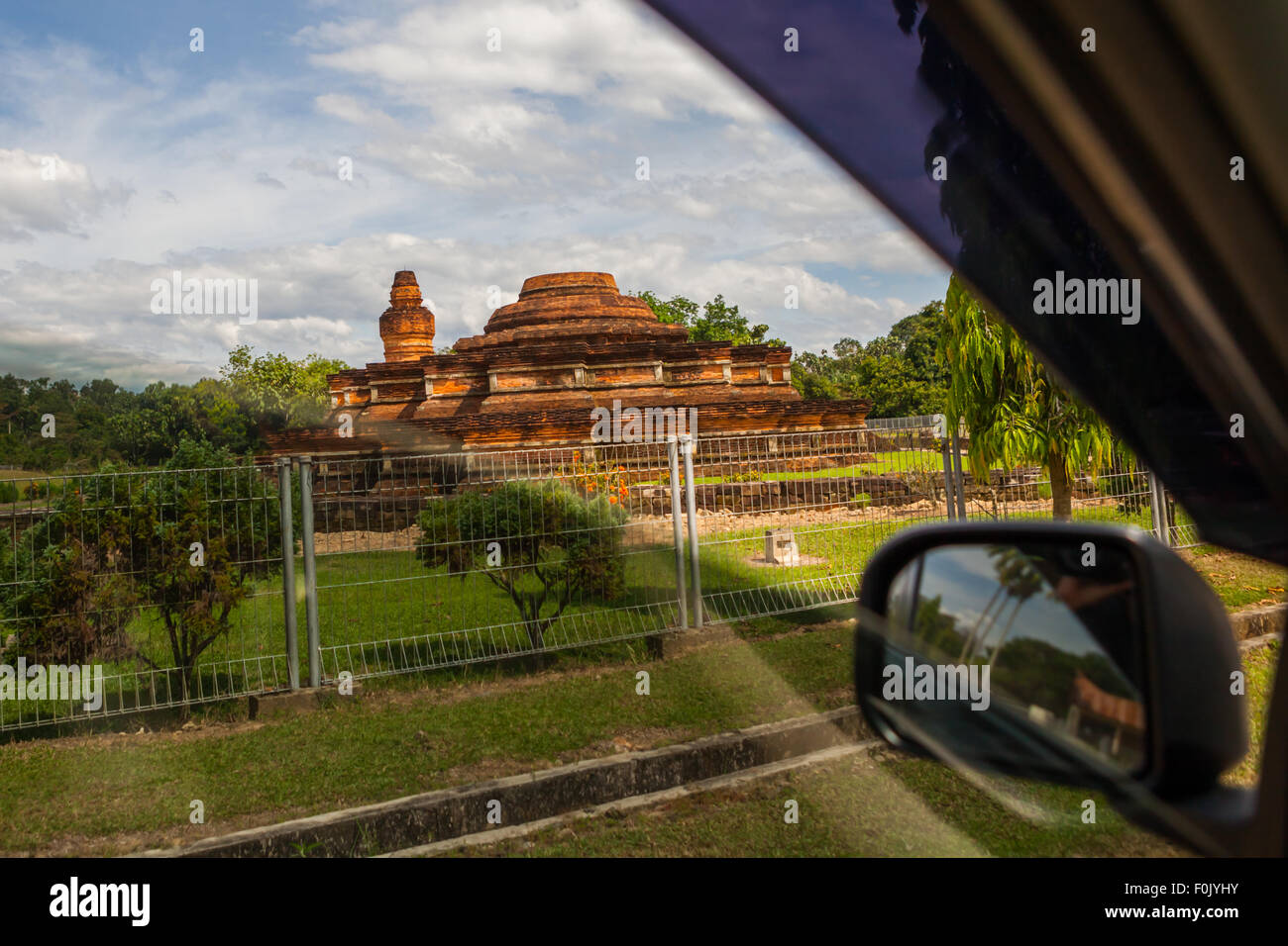 Il complesso del tempio di Muara Takus è visto attraverso il finestrino anteriore posteriore di un'auto a Muara Takus, Kampar, Riau, Indonesia. Foto Stock