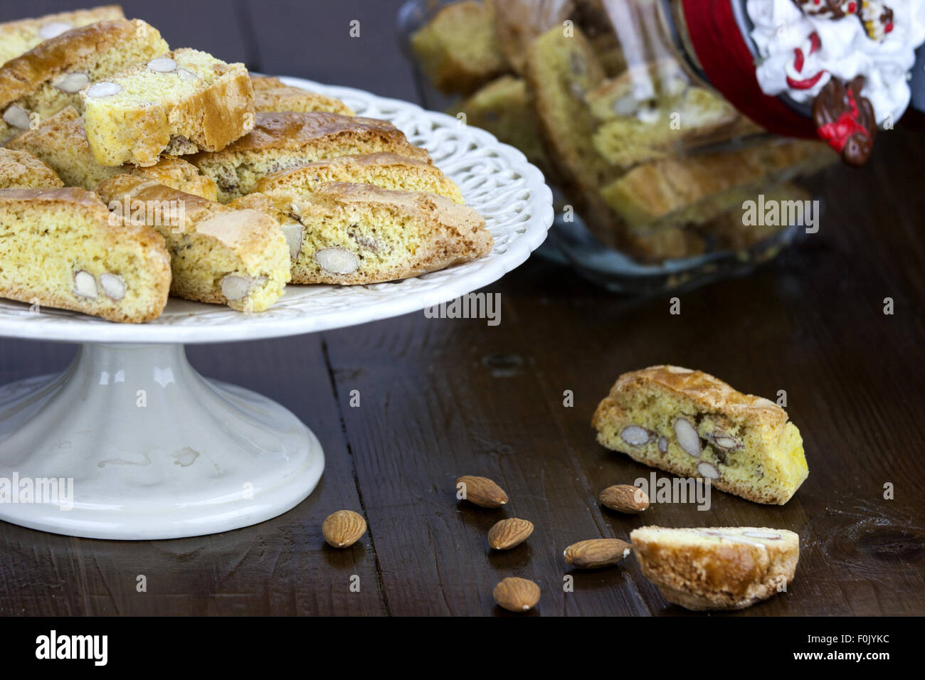 I Cantucci, una tipica biscotti su di un legno marrone tabella. Foto Stock