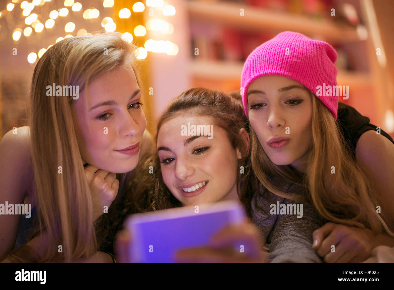 Le ragazze adolescenti tenendo selfie con la fotocamera del telefono Foto Stock