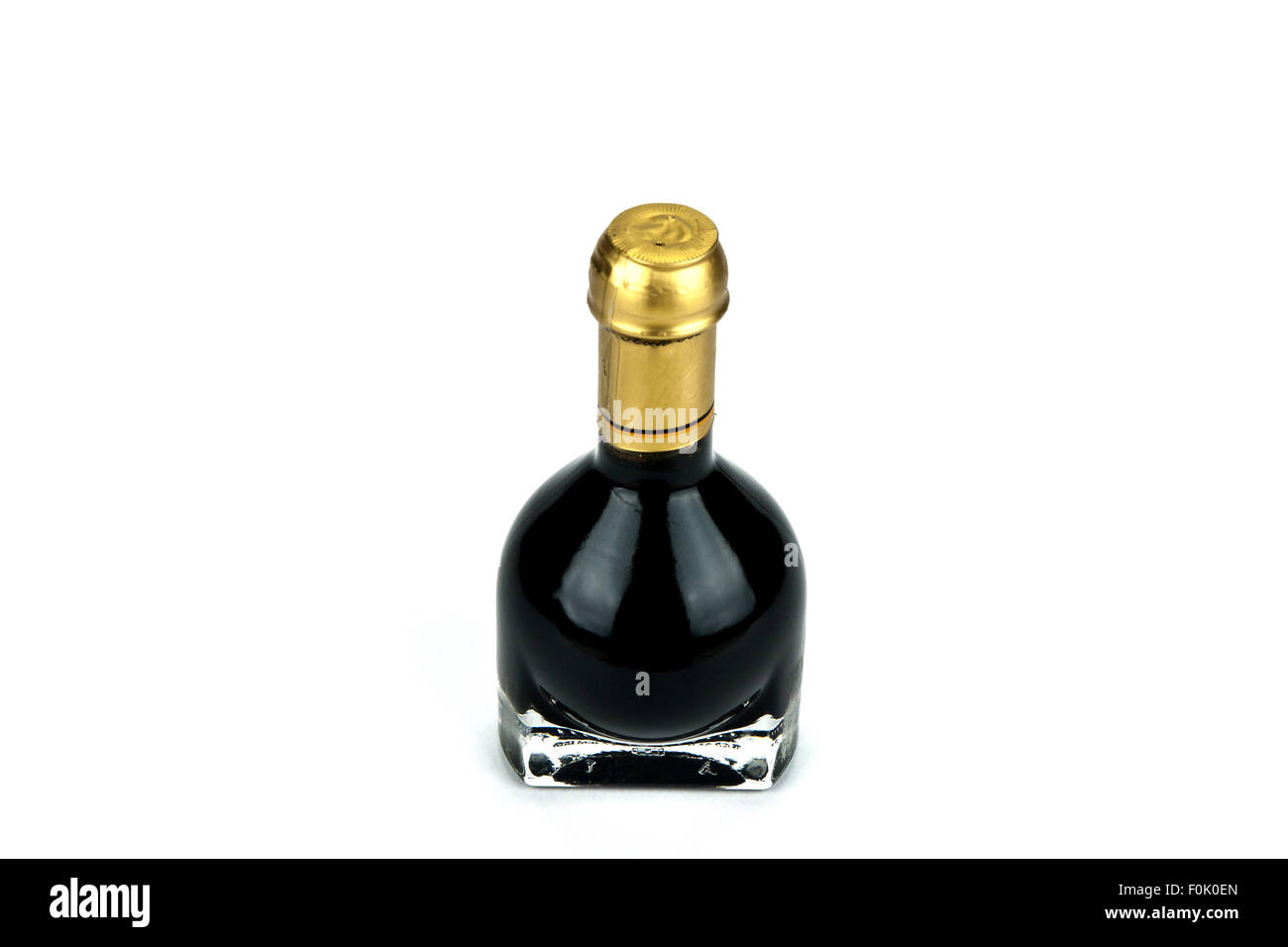 Italiano Tradizionale Aceto balsamico all'interno di una speciale bottiglia isolato su sfondo bianco Foto Stock