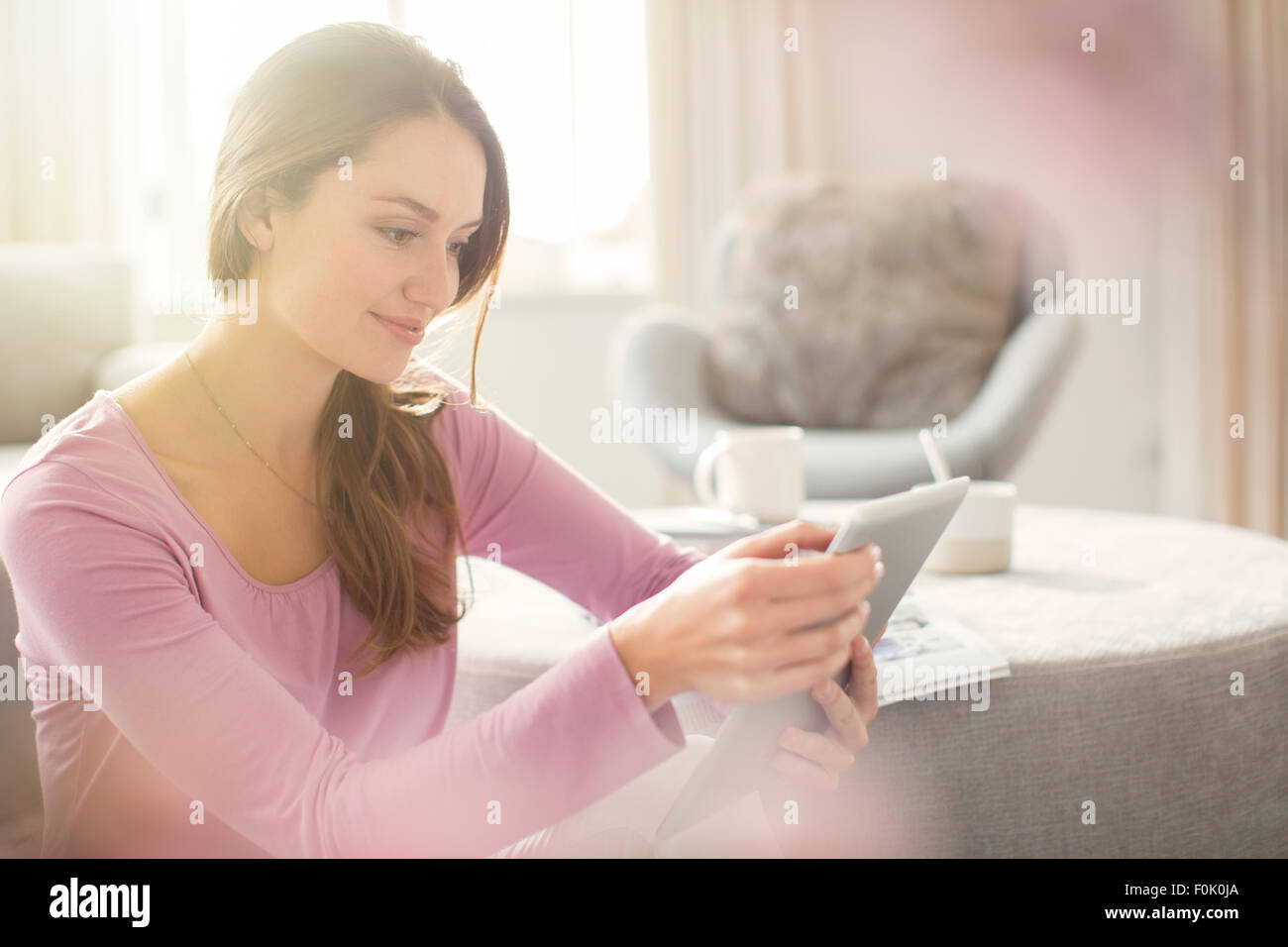 Donna con tavoletta digitale Foto Stock