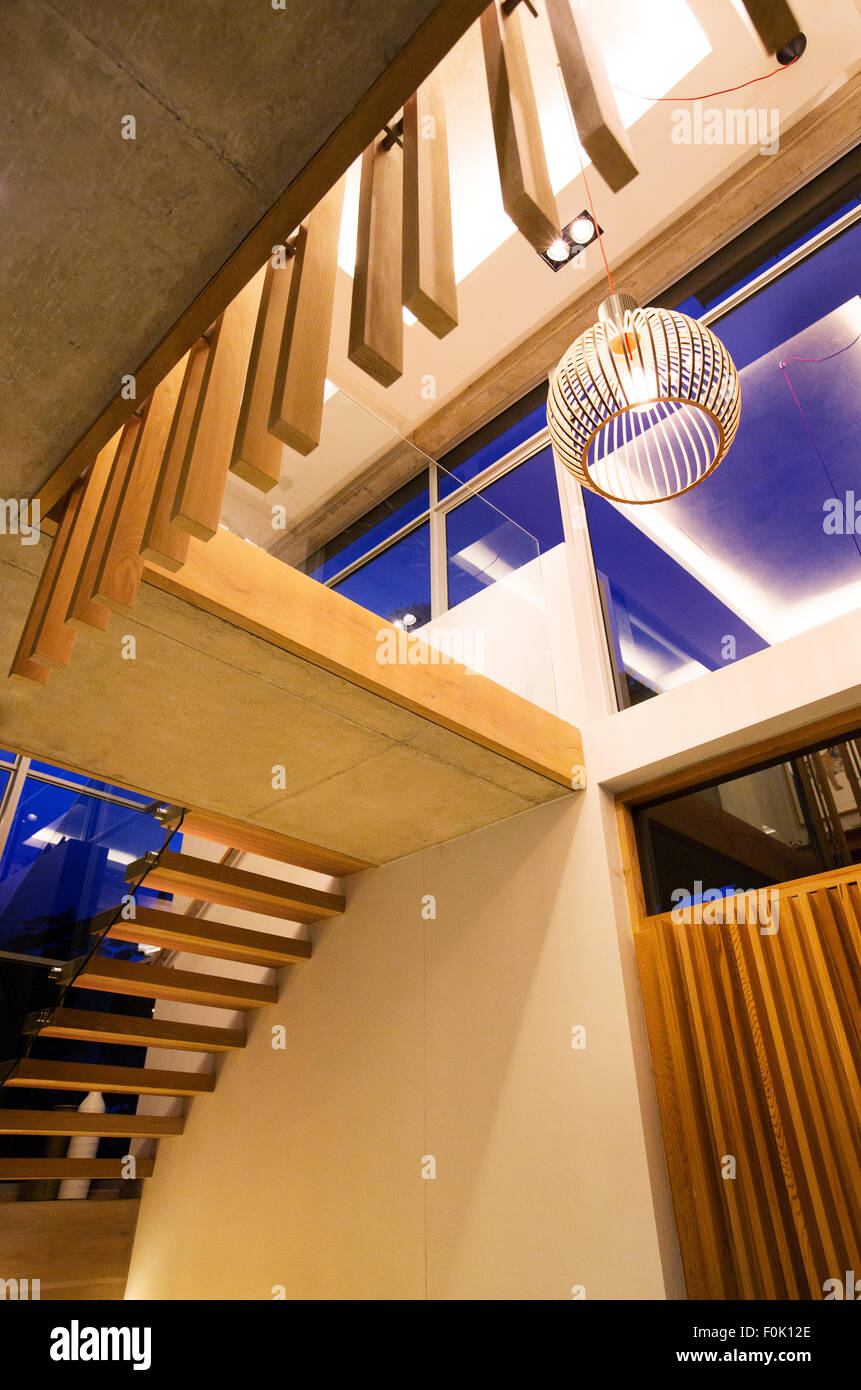 Moderna luce pendente e scale nel foyer di lusso Foto Stock
