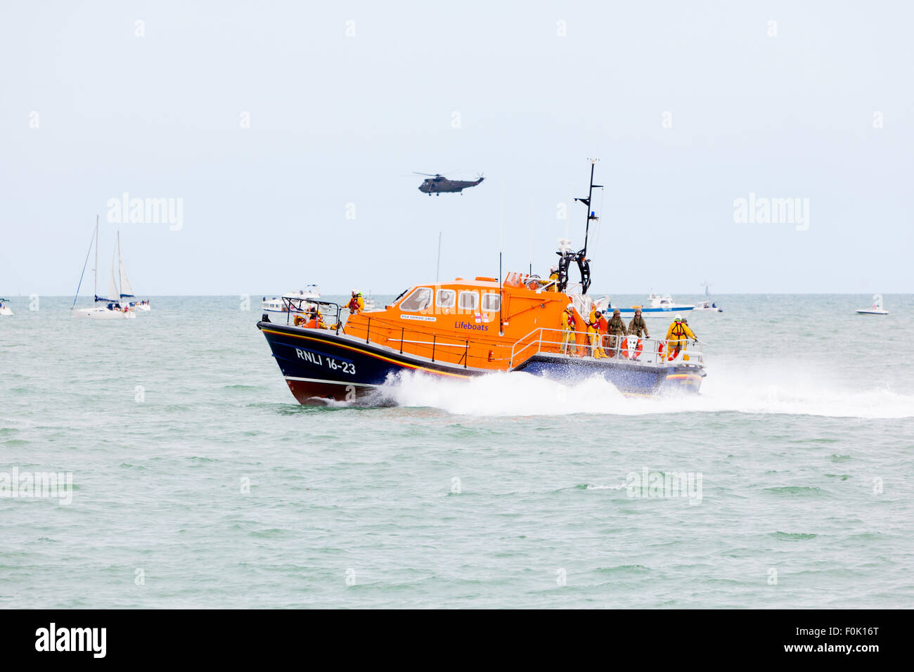Eastbourne scialuppa di salvataggio Diamond Giubileo wif mare RAF re elicottero in background a Eastbourne Airbourne, UK. Foto Stock